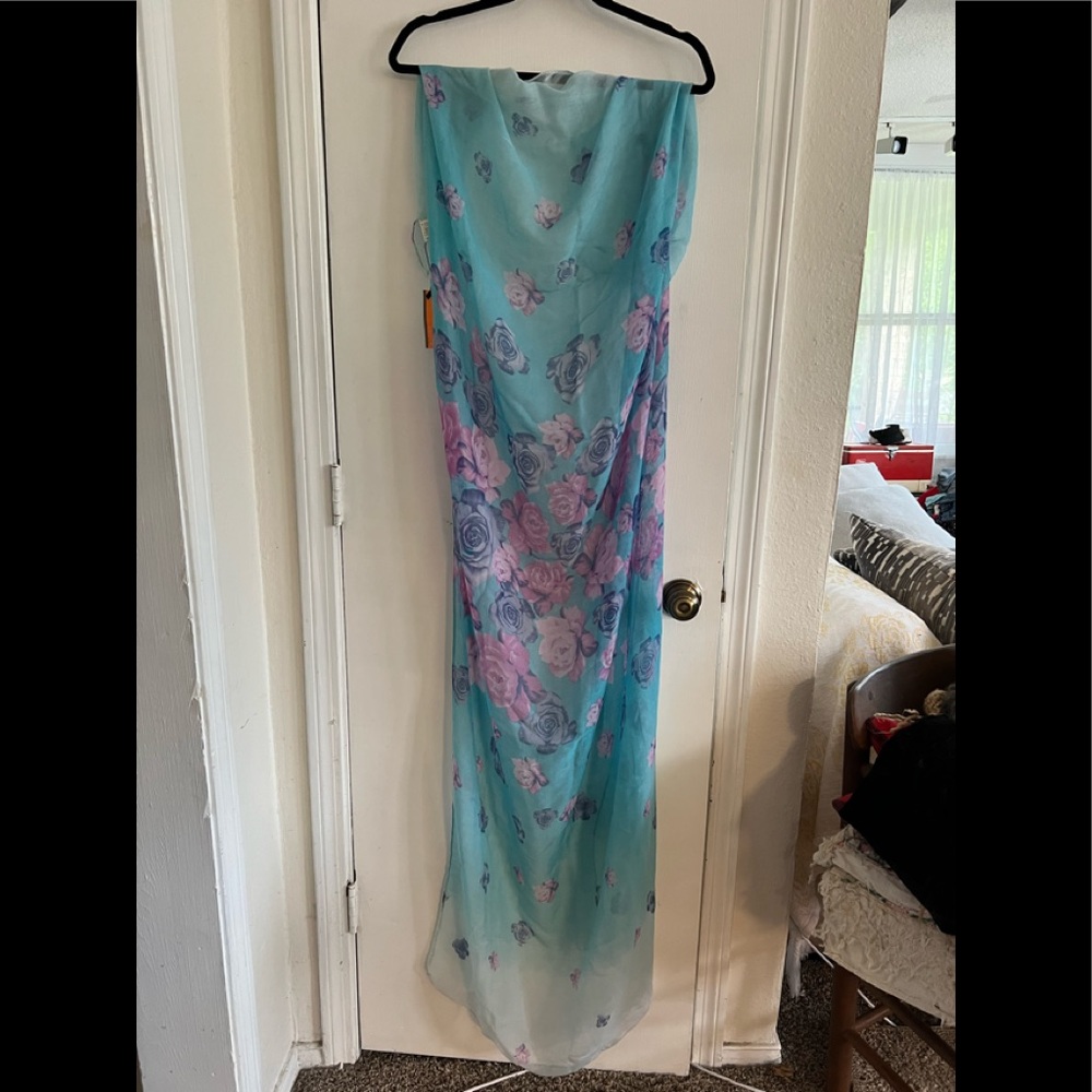NWT Evelyn K New York light weight scarf.  Floral.